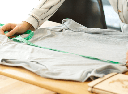 Umfang von T-Shirts, Hemden und anderen Oberteilen messen